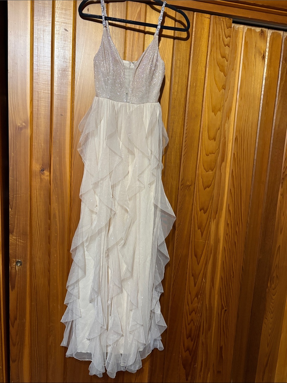 Elegant Sparkle Ruffled Evening Dress in Ivory. Size 1